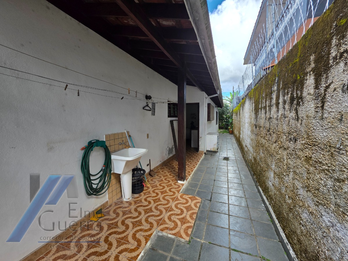 Ubatuba, Pereque - Açu - Casa á 100 metros do mar, com 03 dormitórios sendo 01 suíte com terreno de 490 m2.