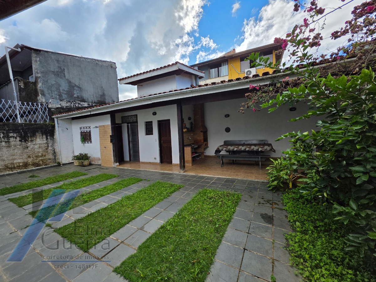 Ubatuba, Pereque - Açu - Casa á 100 metros do mar, com 03 dormitórios sendo 01 suíte com terreno de 490 m2.