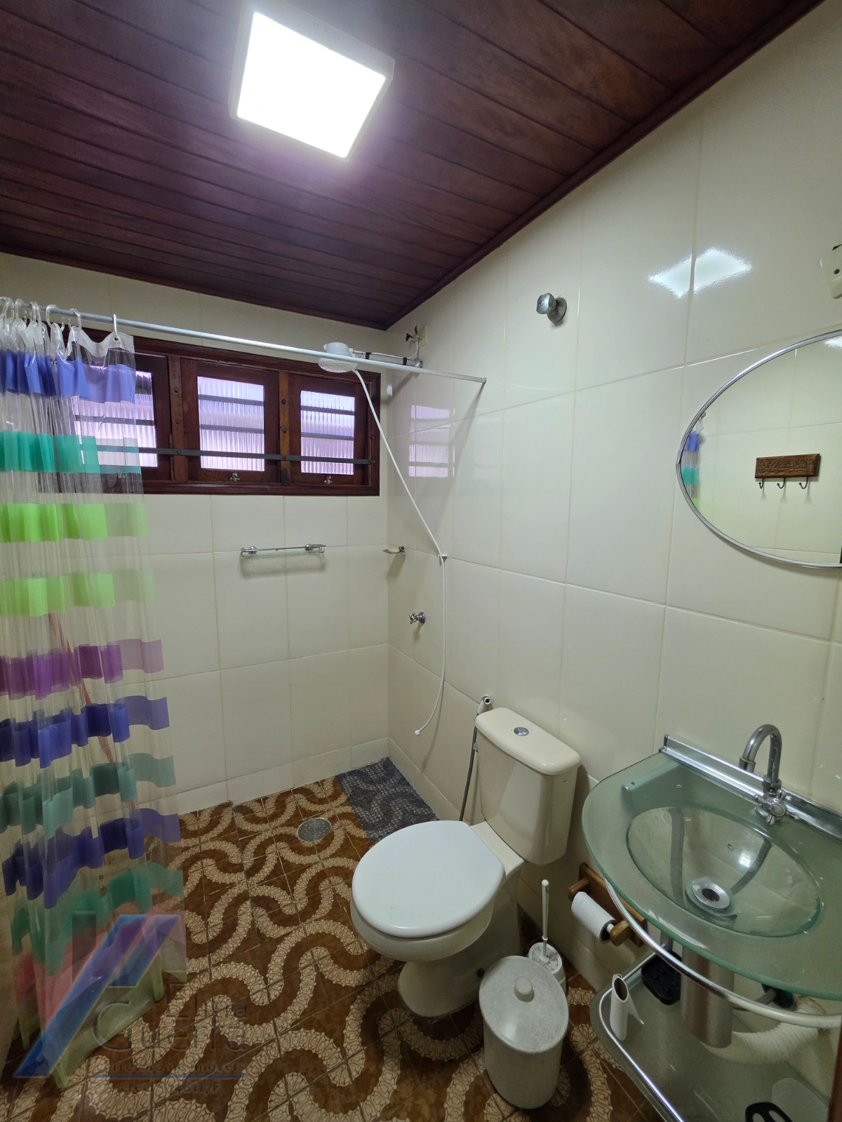 Ubatuba, Pereque - Açu - Casa á 100 metros do mar, com 03 dormitórios sendo 01 suíte com terreno de 490 m2.