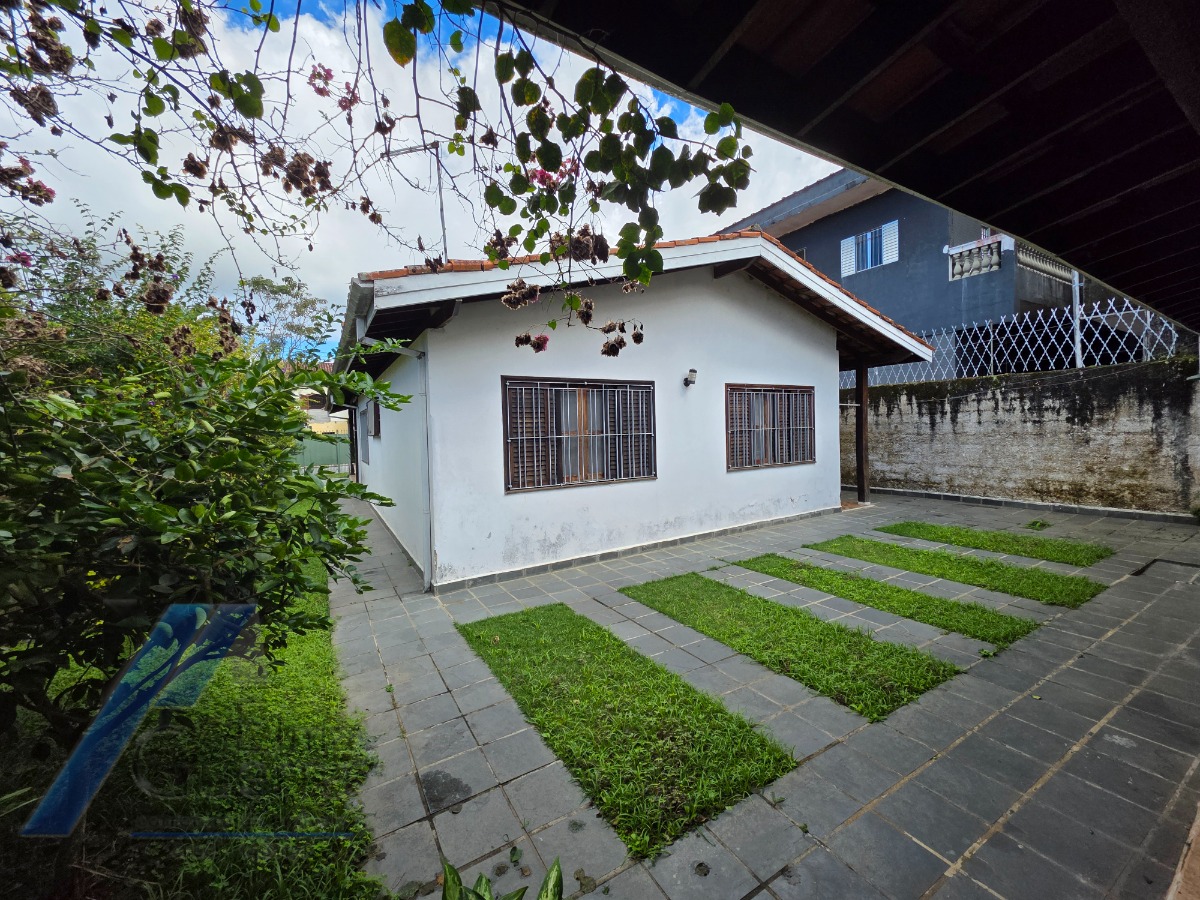 Ubatuba, Pereque - Açu - Casa á 100 metros do mar, com 03 dormitórios sendo 01 suíte com terreno de 490 m2.