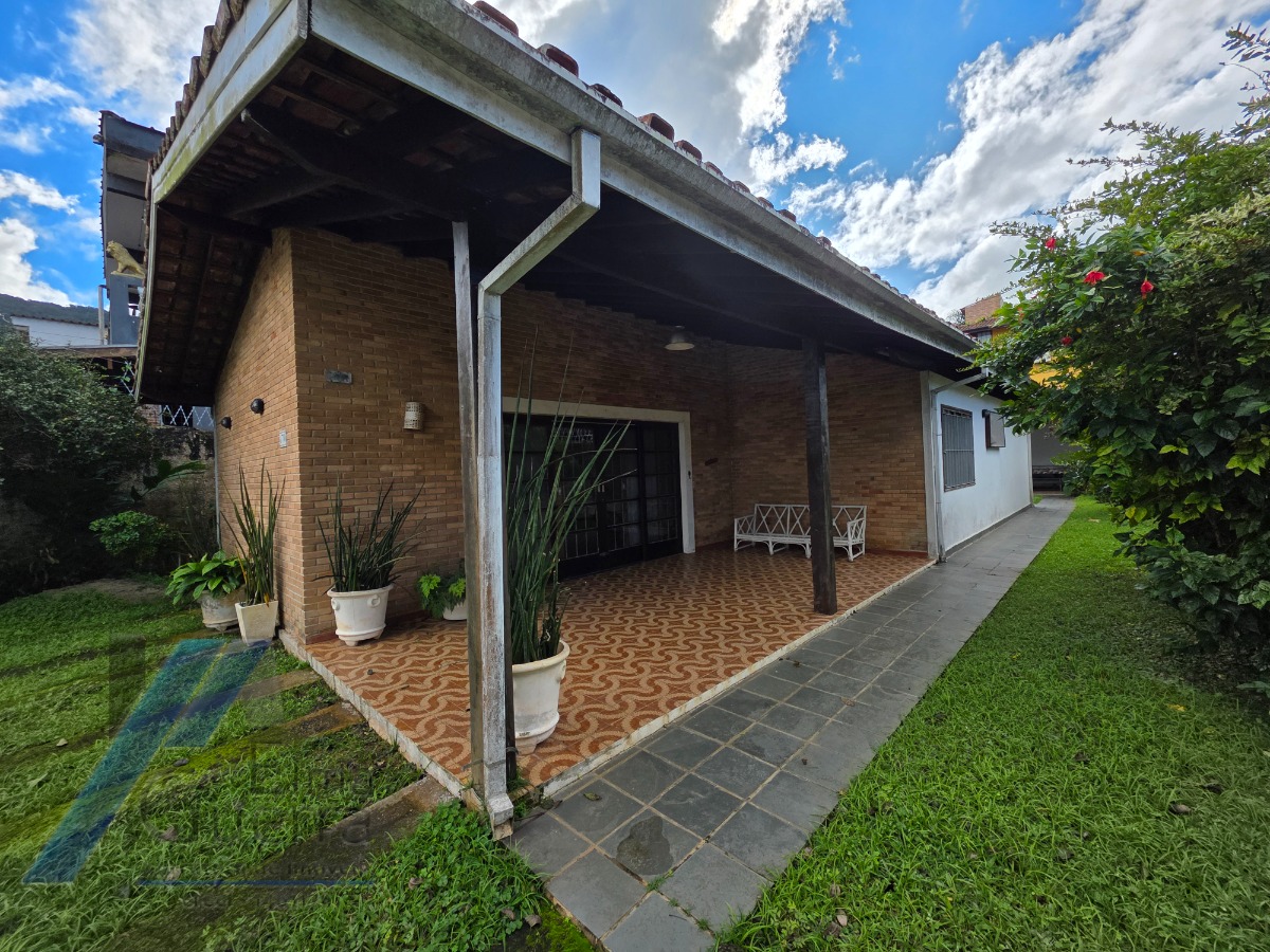 Ubatuba, Pereque - Açu - Casa á 100 metros do mar, com 03 dormitórios sendo 01 suíte com terreno de 490 m2.