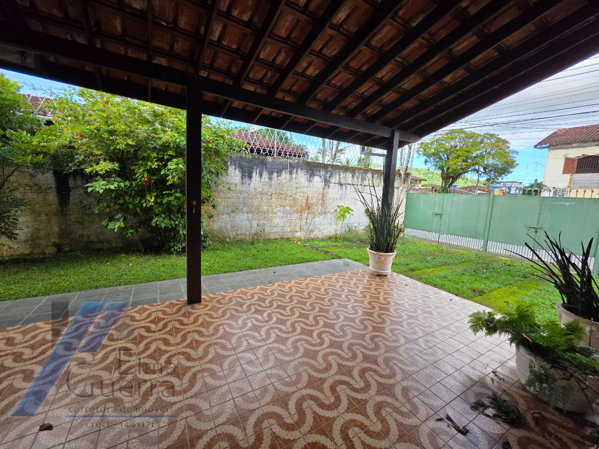Ubatuba, Pereque - Açu - Casa á 100 metros do mar, com 03 dormitórios sendo 01 suíte com terreno de 490 m2.
