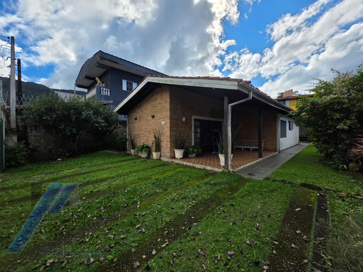 Ubatuba, Pereque - Açu - Casa á 100 metros do mar, com 03 dormitórios sendo 01 suíte com terreno de 490 m2.
