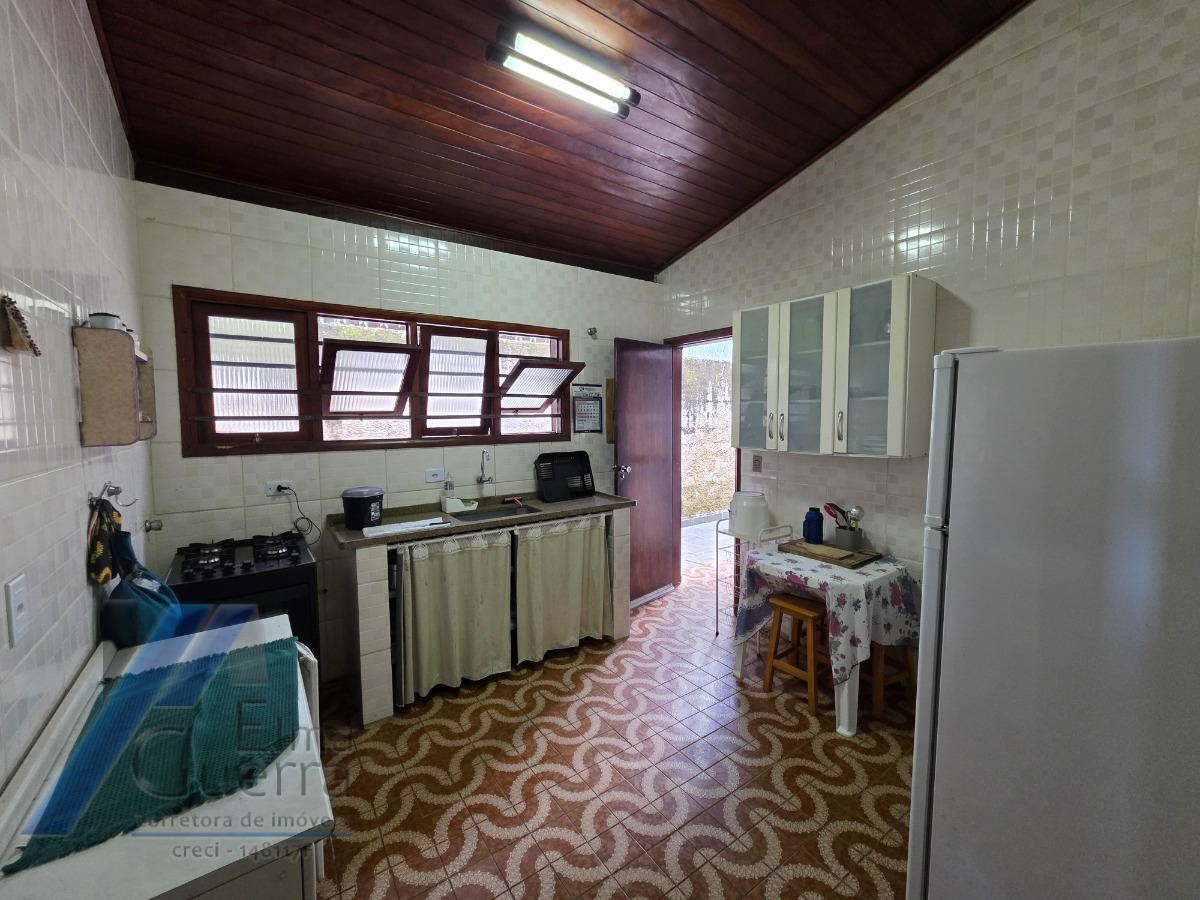 Ubatuba, Pereque - Açu - Casa á 100 metros do mar, com 03 dormitórios sendo 01 suíte com terreno de 490 m2.