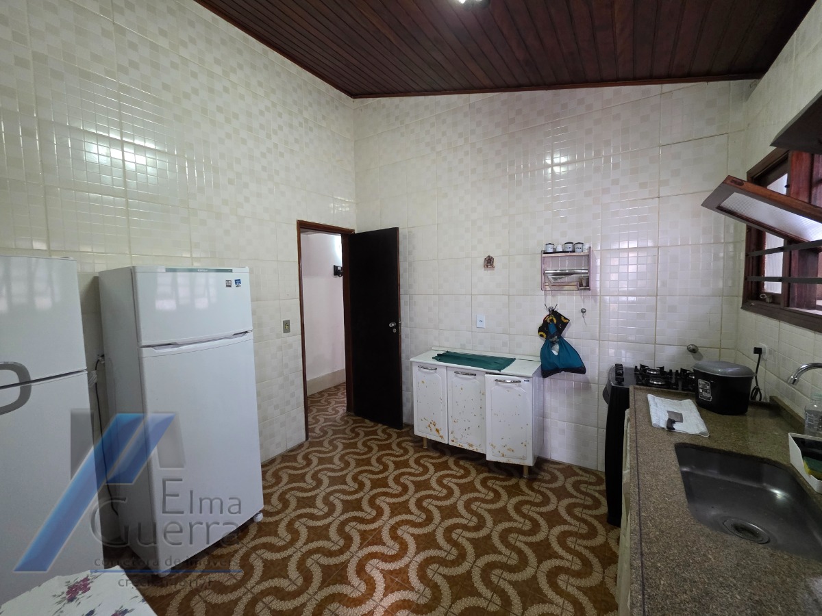 Ubatuba, Pereque - Açu - Casa á 100 metros do mar, com 03 dormitórios sendo 01 suíte com terreno de 490 m2.