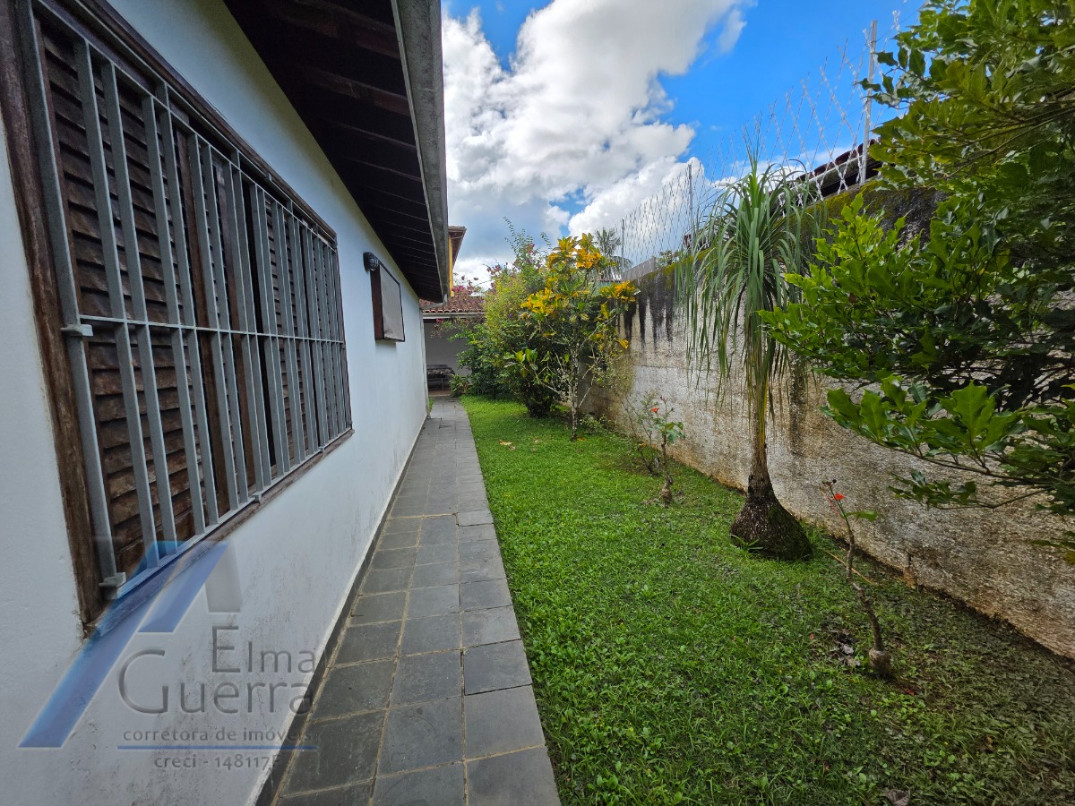 Ubatuba, Pereque - Açu - Casa á 100 metros do mar, com 03 dormitórios sendo 01 suíte com terreno de 490 m2.