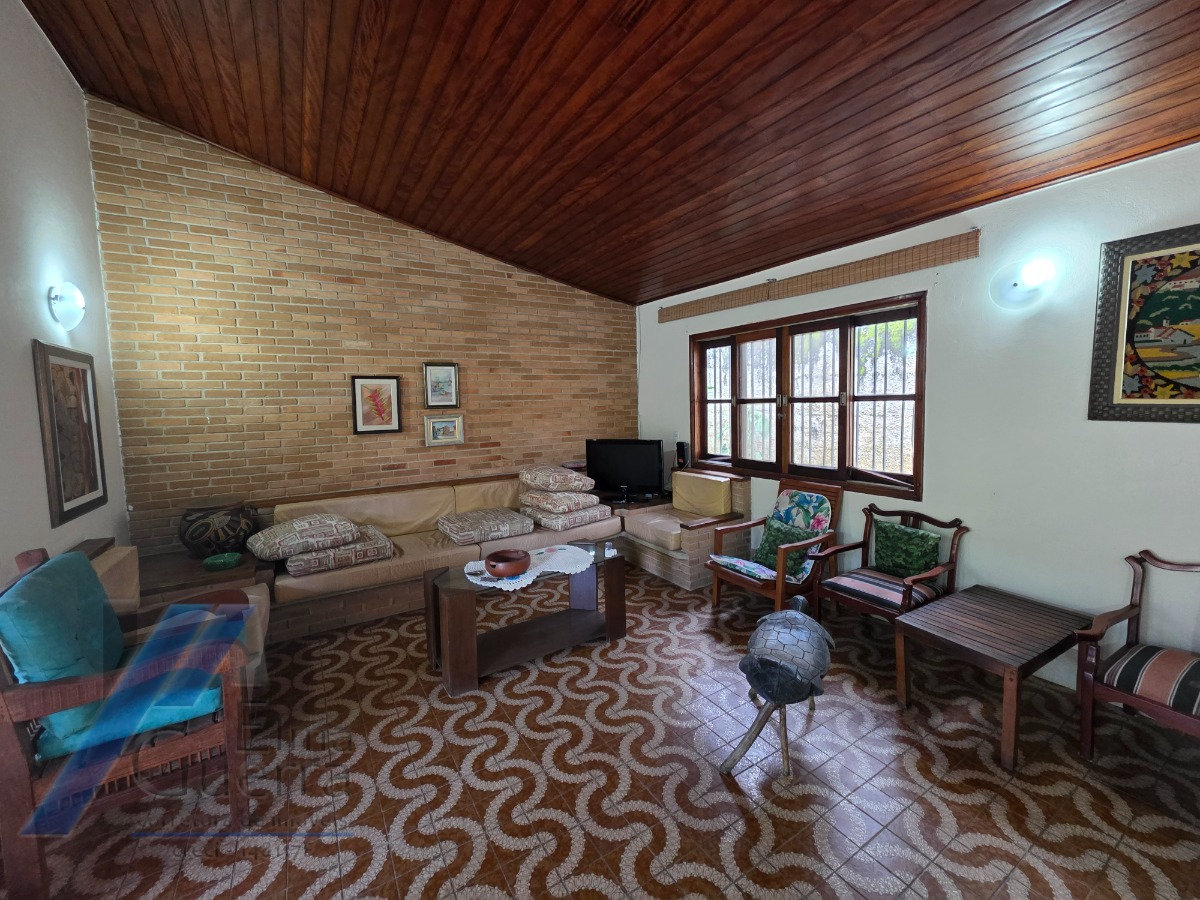 Ubatuba, Pereque - Açu - Casa á 100 metros do mar, com 03 dormitórios sendo 01 suíte com terreno de 490 m2.