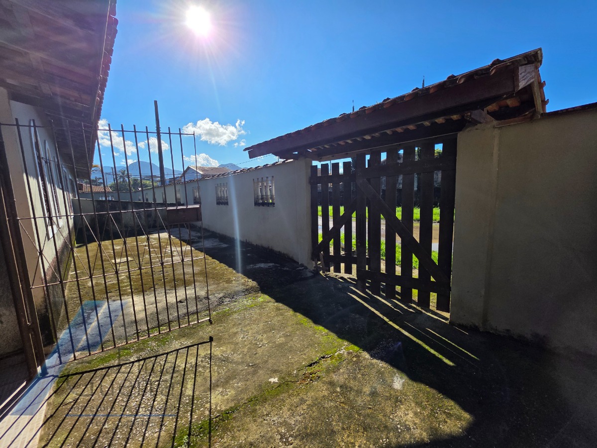 Ubatuba, Pereque-açu - Ótimo investimento 02 Casas no mesmo terreno com entrada individual.