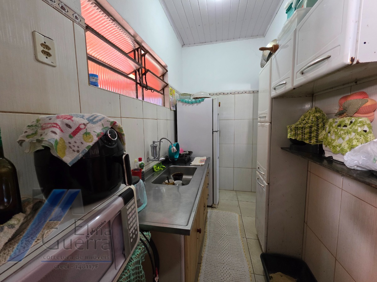 Ubatuba - Pereque açu - Casa com 02 dormitórios e ponto comercial a 100 metros do mar..
