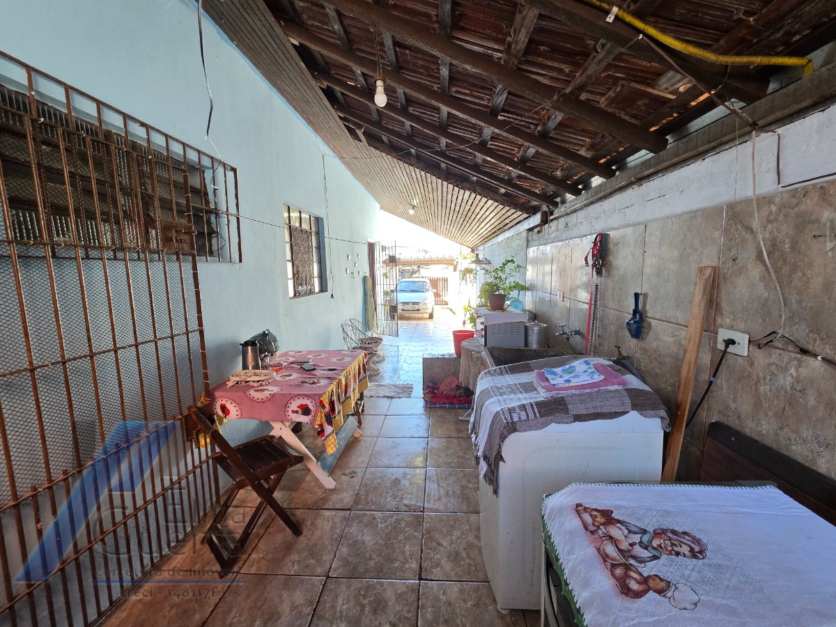 Ubatuba - Pereque açu - Casa com 02 dormitórios e ponto comercial a 100 metros do mar..