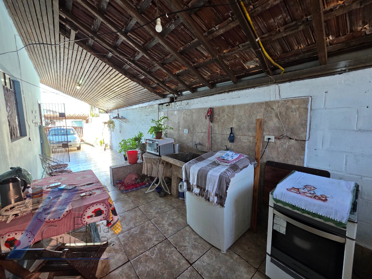 Ubatuba - Pereque açu - Casa com 02 dormitórios e ponto comercial a 100 metros do mar..