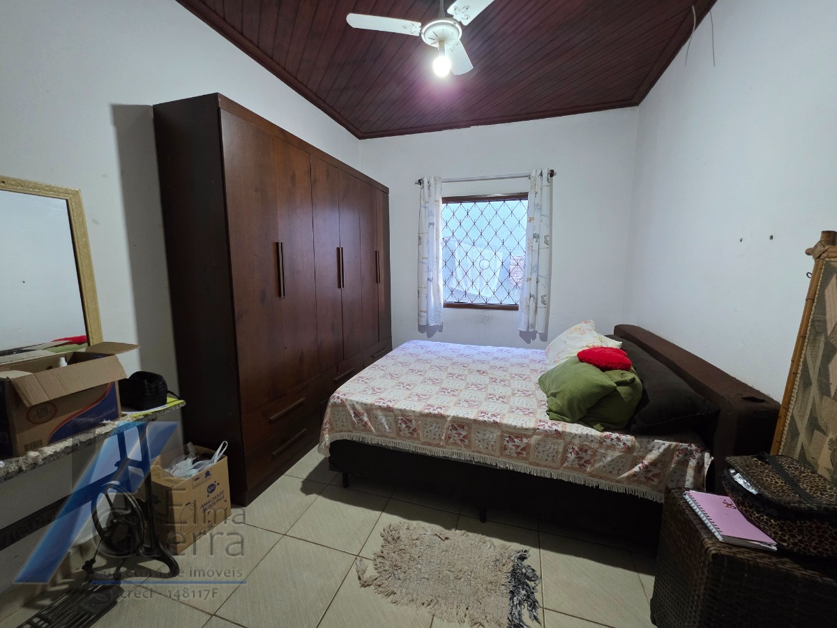 Ubatuba - Pereque açu - Casa com 02 dormitórios e ponto comercial a 100 metros do mar..