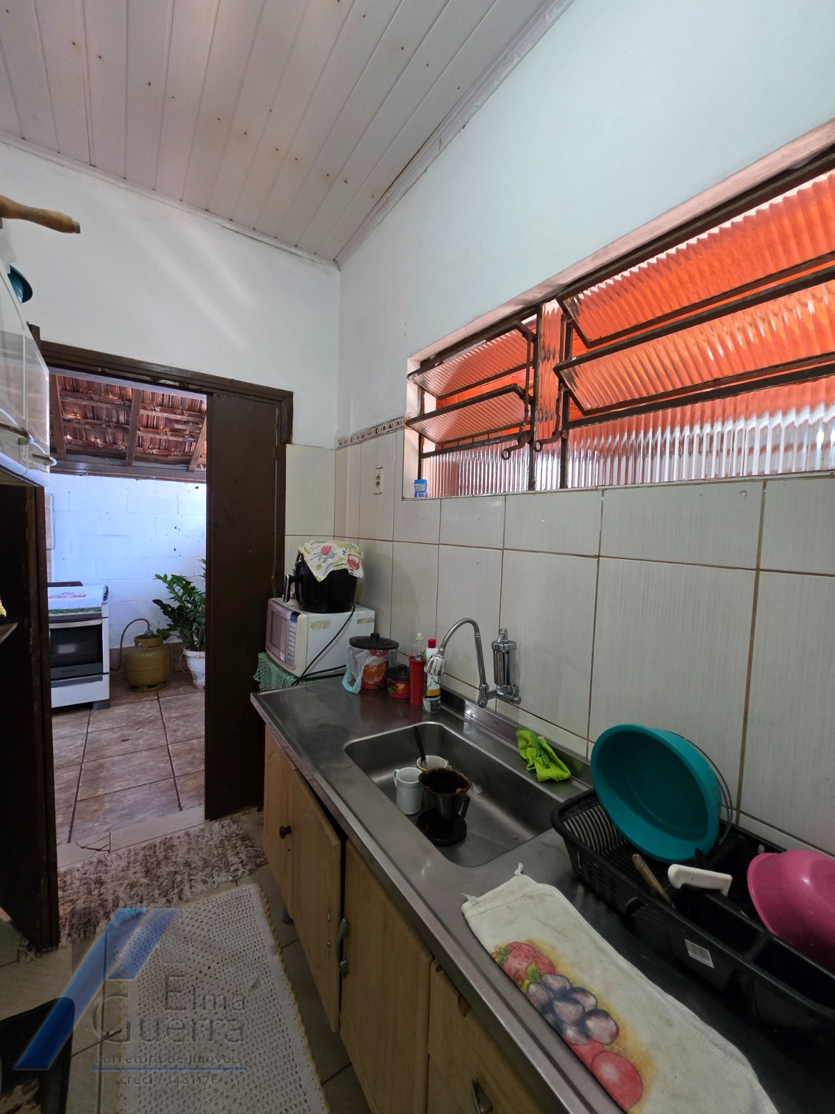 Ubatuba - Pereque açu - Casa com 02 dormitórios e ponto comercial a 100 metros do mar..