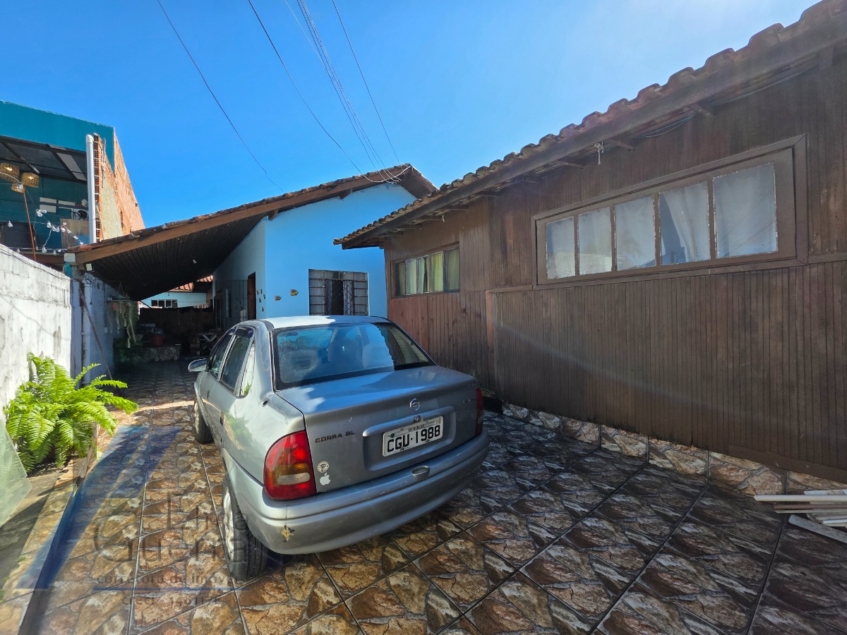 Ubatuba - Pereque açu - Casa com 02 dormitórios e ponto comercial a 100 metros do mar..