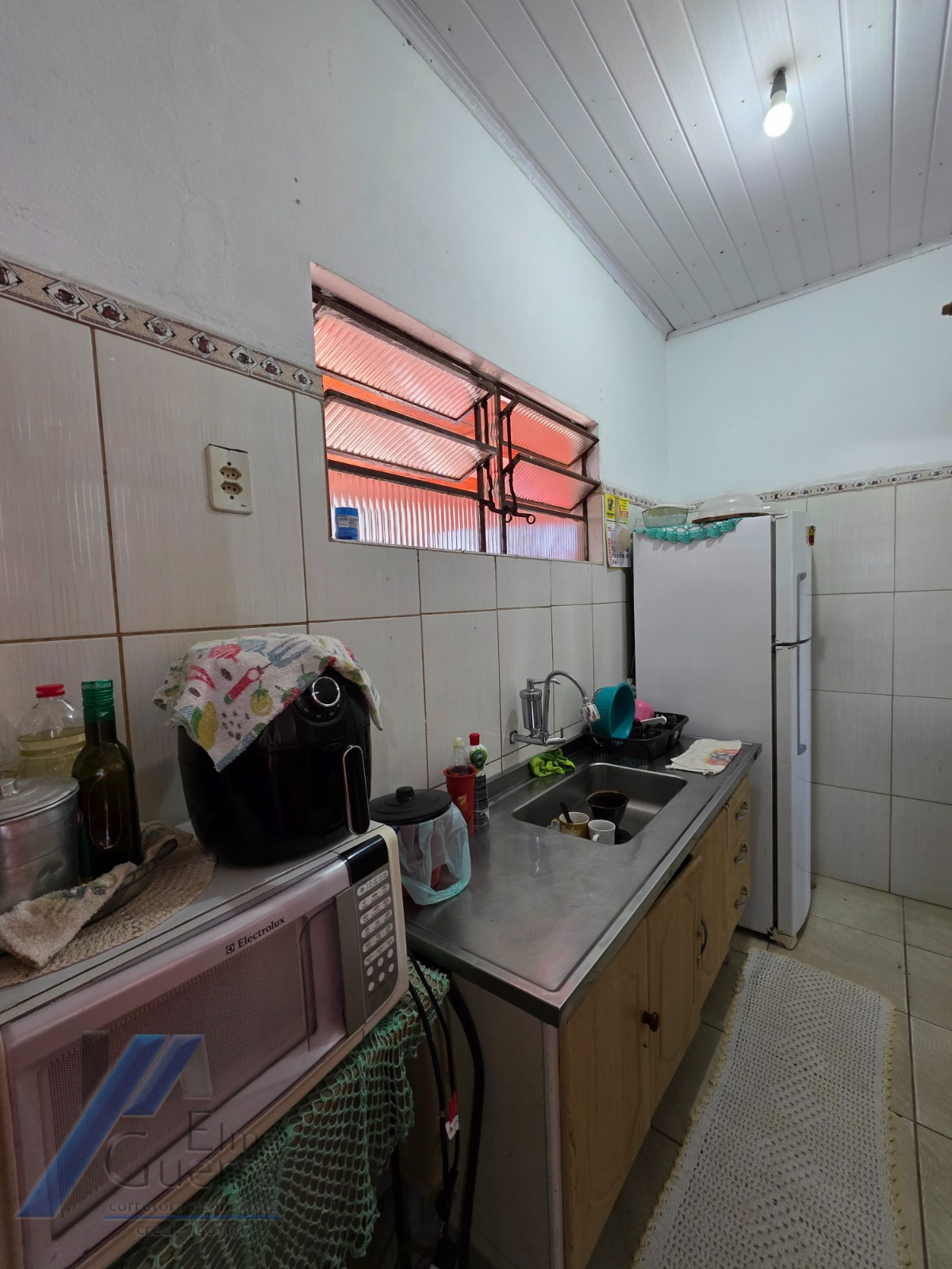 Ubatuba - Pereque açu - Casa com 02 dormitórios e ponto comercial a 100 metros do mar..
