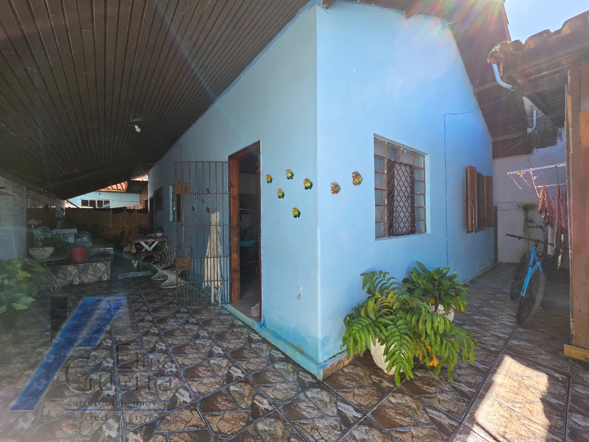 Ubatuba - Pereque açu - Casa com 02 dormitórios e ponto comercial a 100 metros do mar..