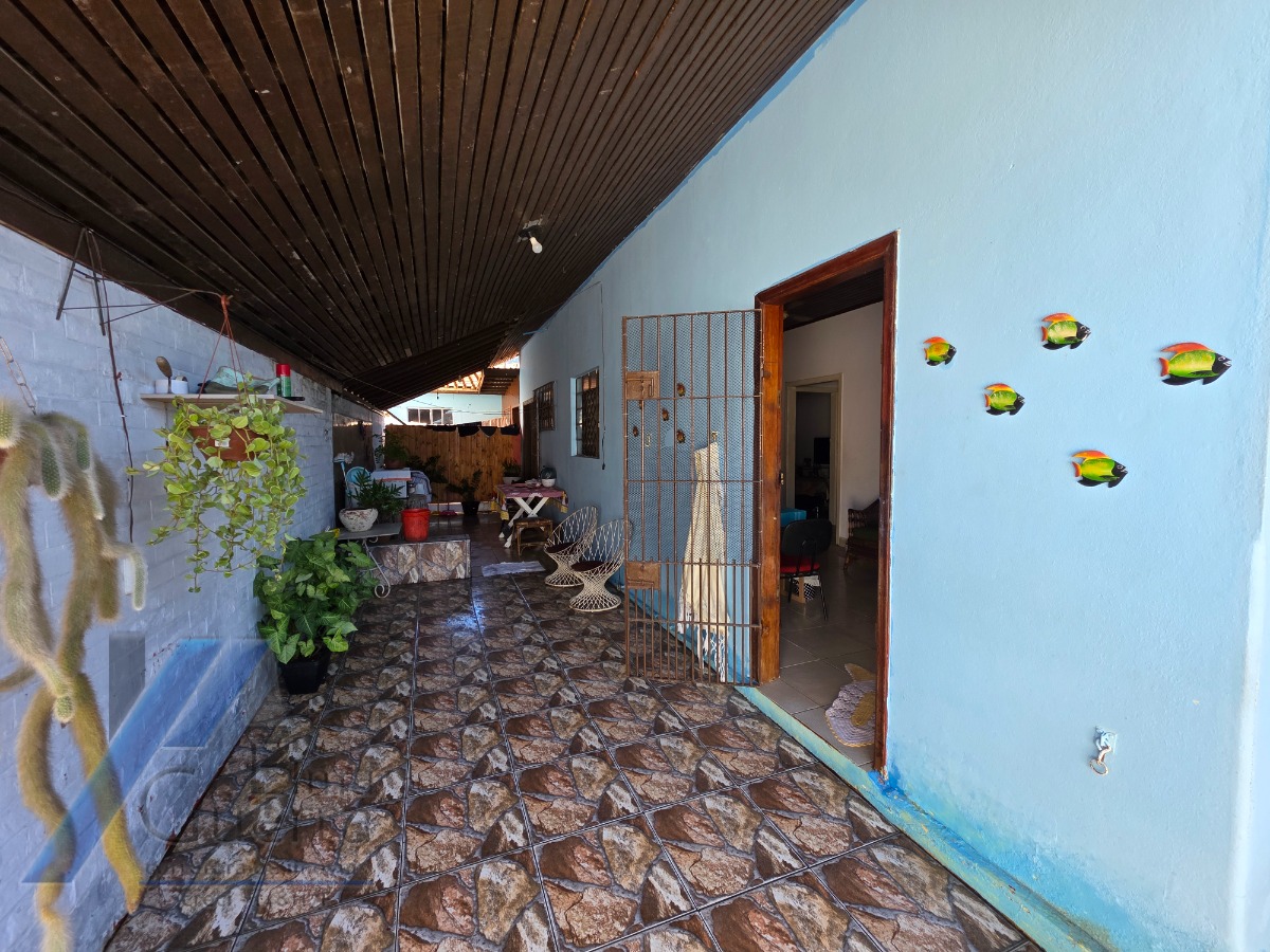 Ubatuba - Pereque açu - Casa com 02 dormitórios e ponto comercial a 100 metros do mar..
