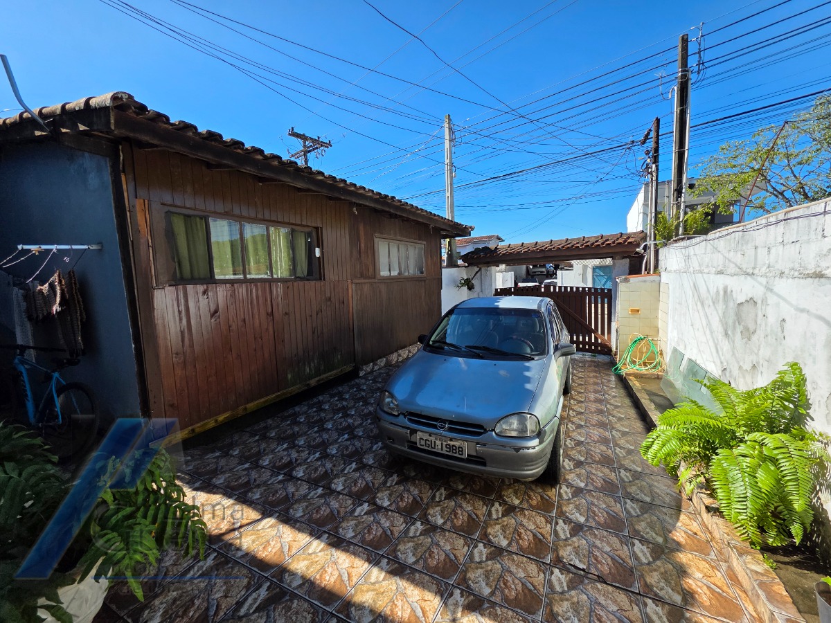 Ubatuba - Pereque açu - Casa com 02 dormitórios e ponto comercial a 100 metros do mar..