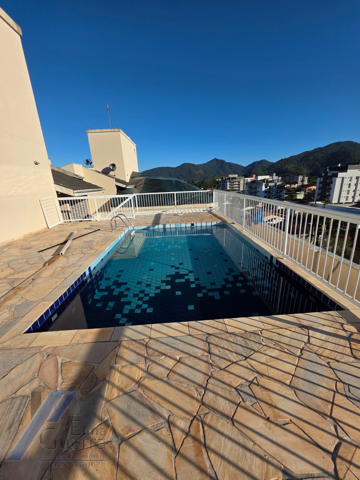 Ubatuba, Centro - Apartamento mobiliado com 2 dormitórios sendo 01 suíte e área de lazer.