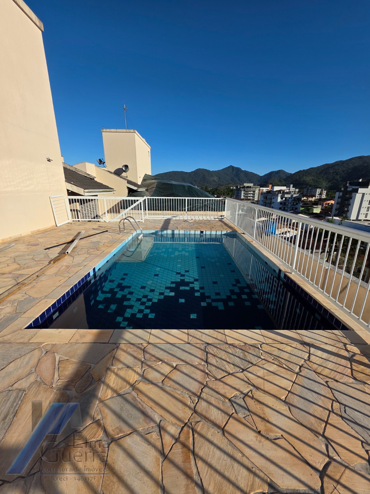 Ubatuba, Centro - Apartamento mobiliado com 2 dormitórios sendo 01 suíte e área de lazer.