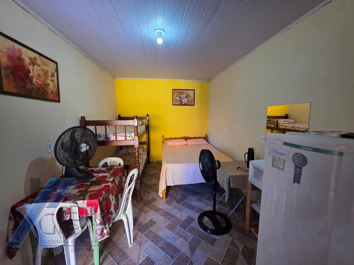 Ubatuba, Pereque-açu - Casa com 06 suíte, à 150 metros da mar.