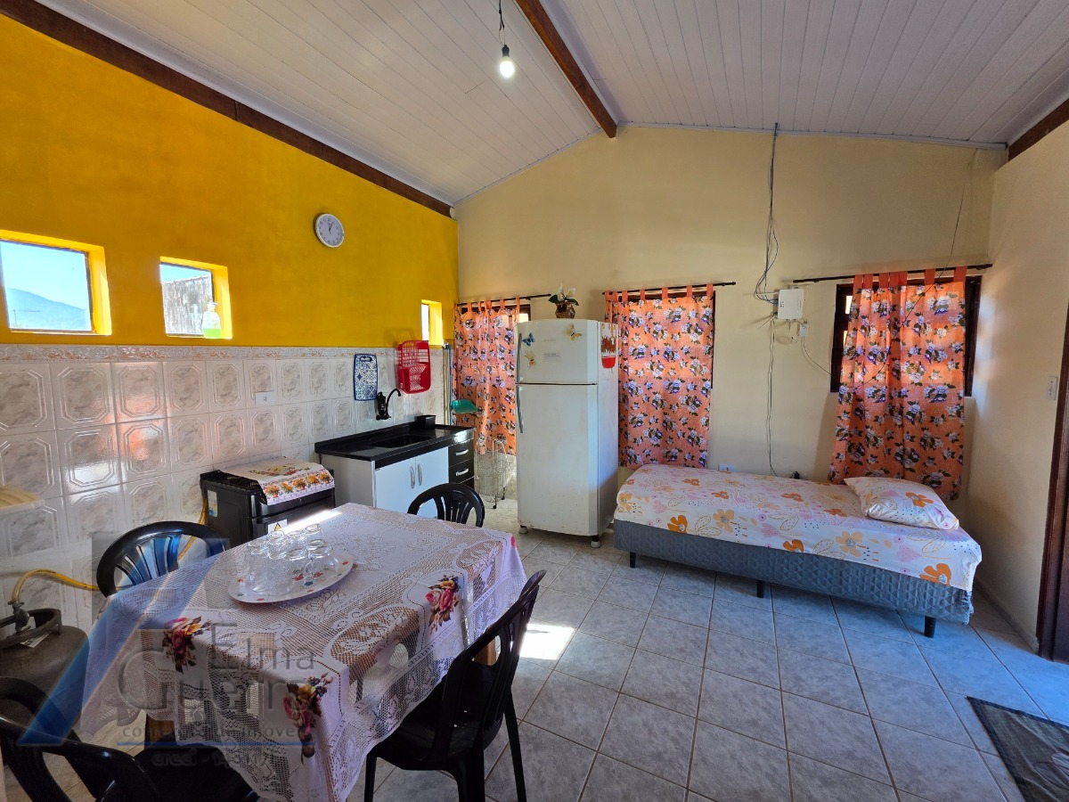 Ubatuba, Pereque-açu - Casa com 06 suíte, à 150 metros da mar.