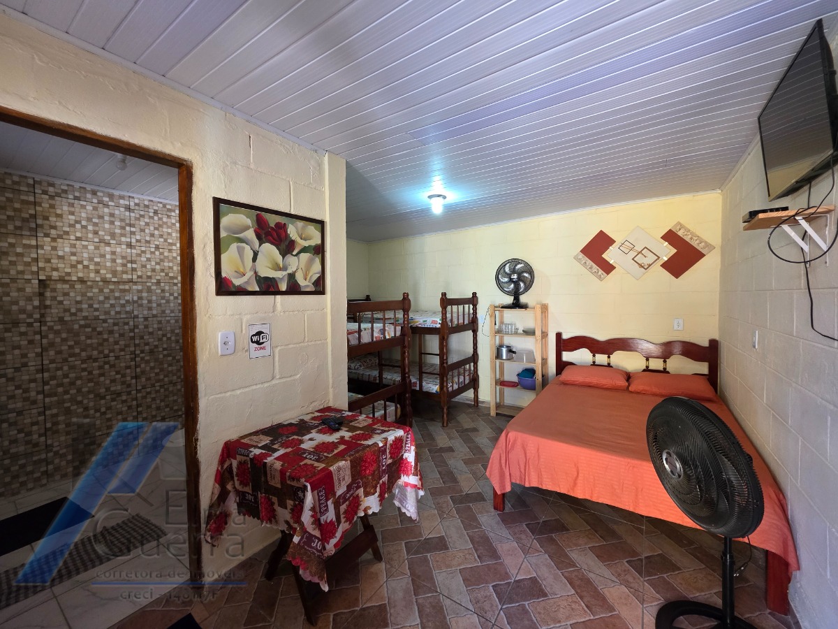 Ubatuba, Pereque-açu - Casa com 06 suíte, à 150 metros da mar.