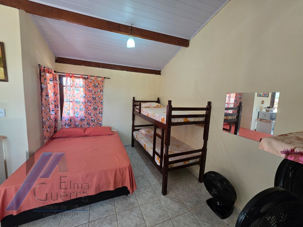 Ubatuba, Pereque-açu - Casa com 06 suíte, à 150 metros da mar.