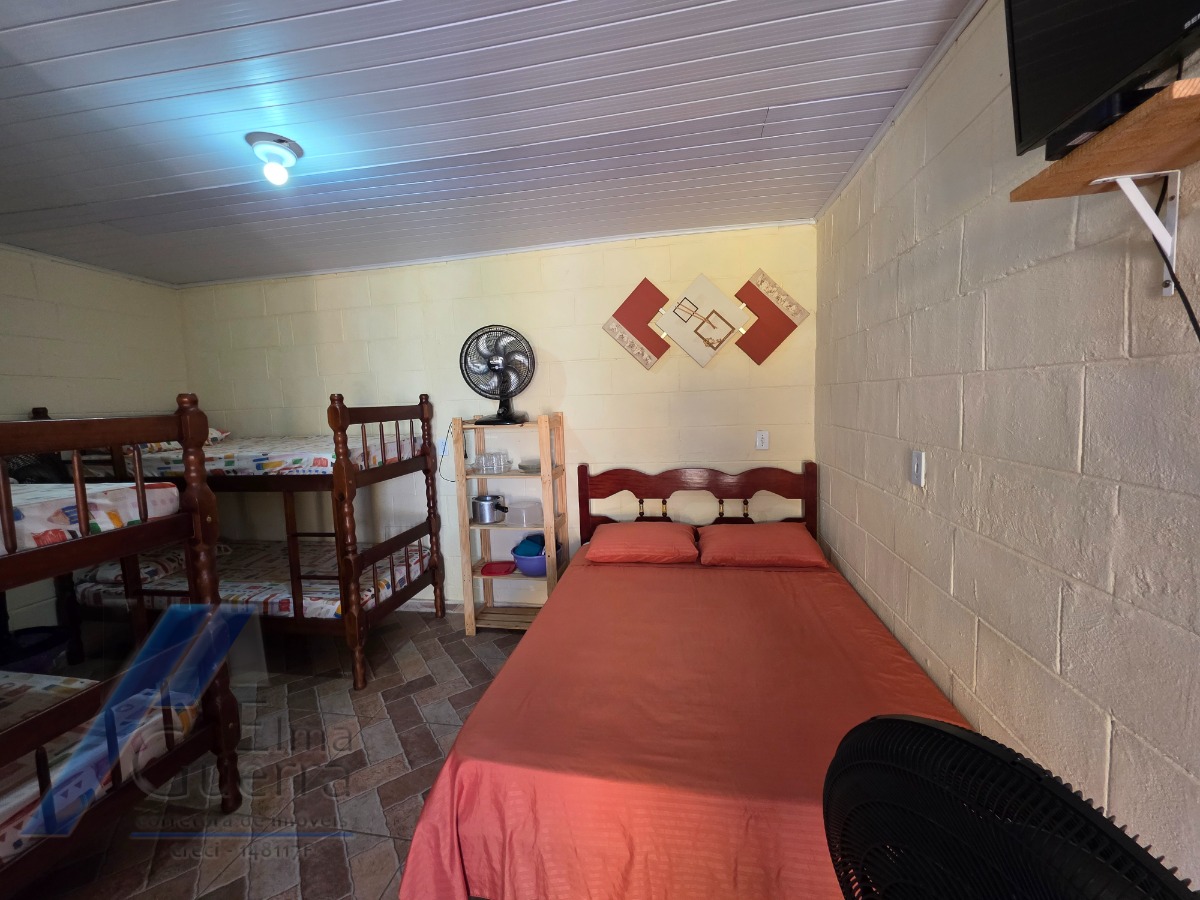 Ubatuba, Pereque-açu - Casa com 06 suíte, à 150 metros da mar.