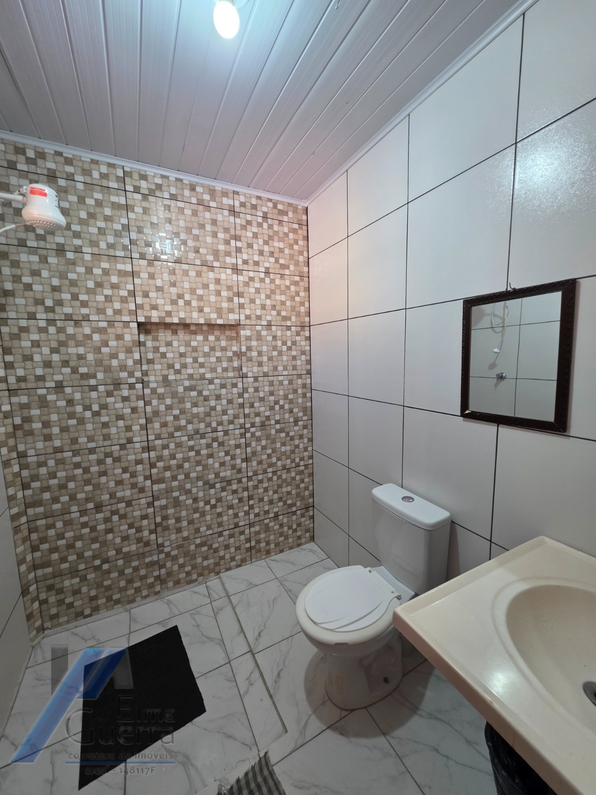 Ubatuba, Pereque-açu - Casa com 06 suíte, à 150 metros da mar.