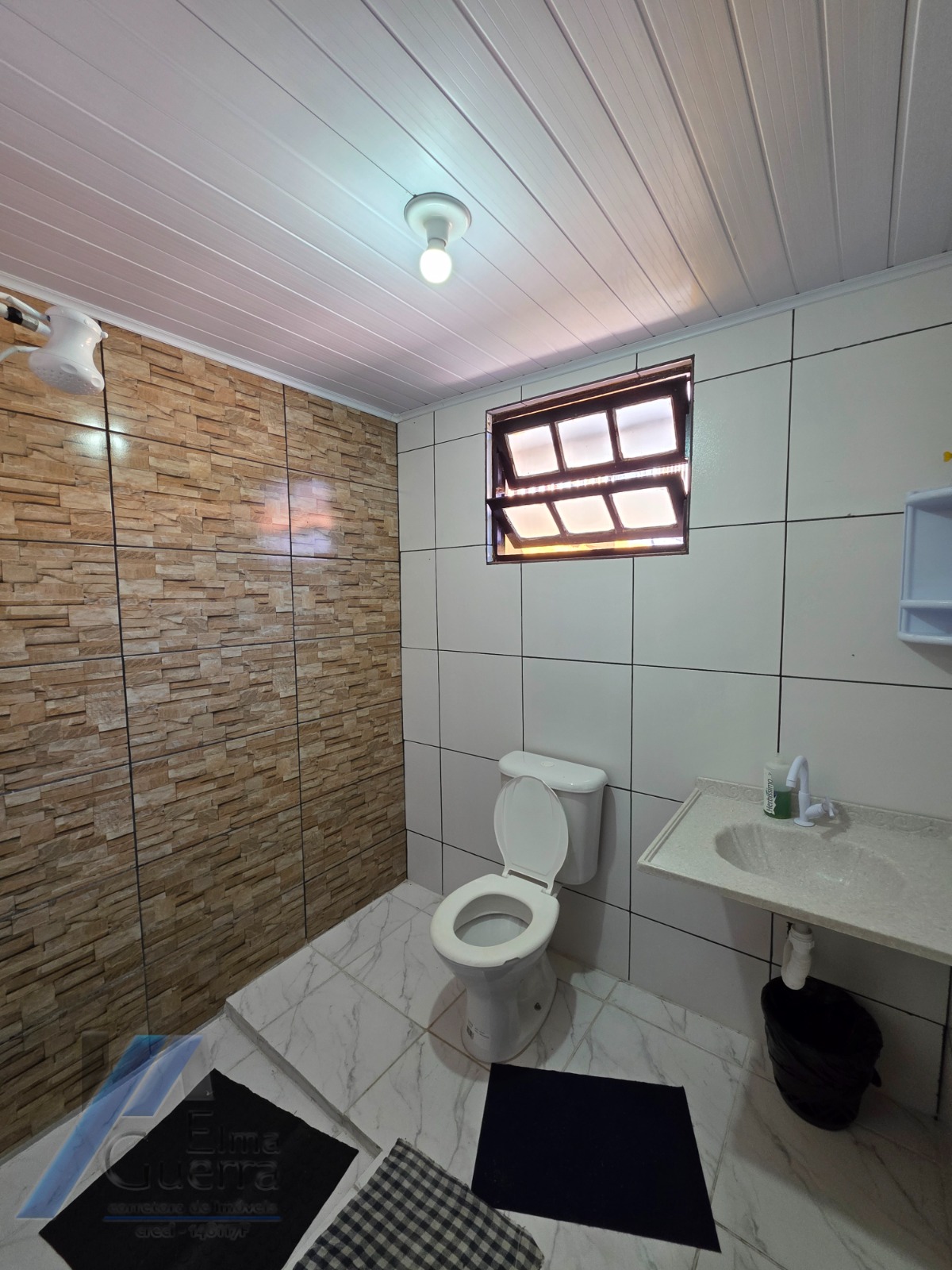 Ubatuba, Pereque-açu - Casa com 06 suíte, à 150 metros da mar.