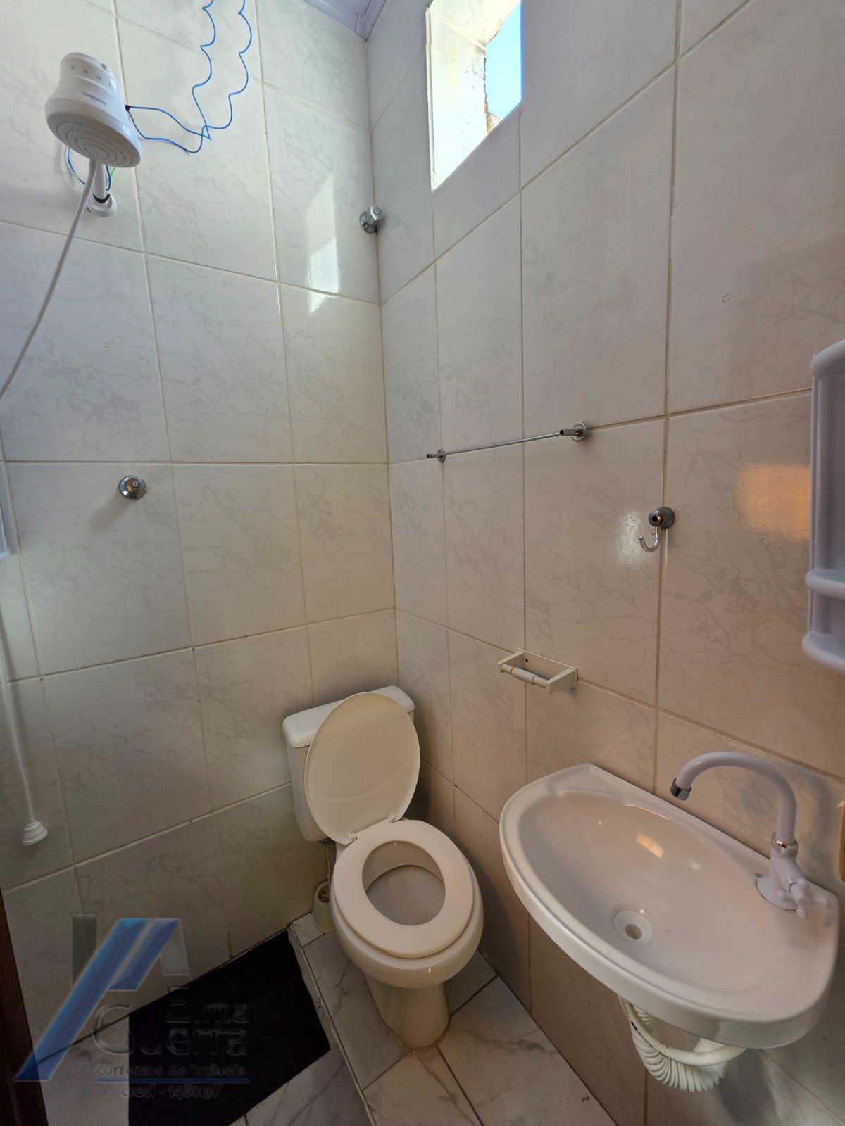 Ubatuba, Pereque-açu - Casa com 06 suíte, à 150 metros da mar.