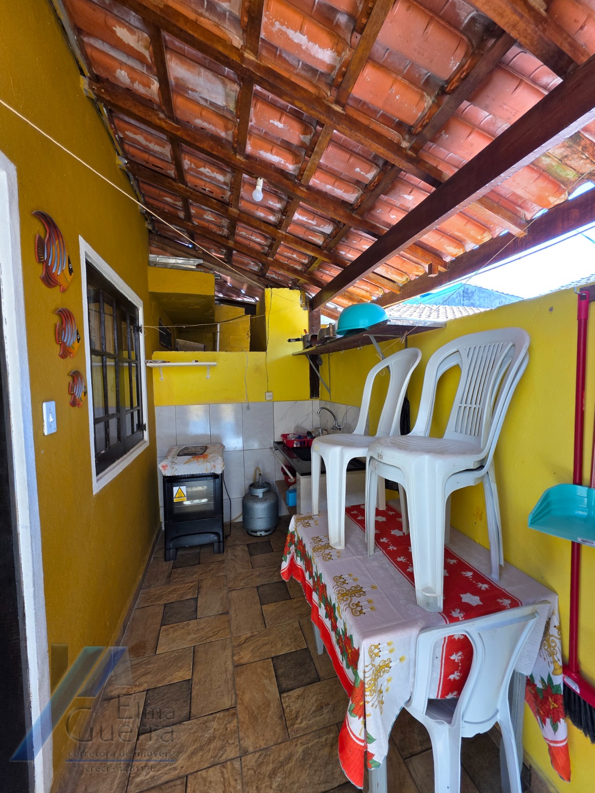 Ubatuba, Pereque-açu - Casa com 06 suíte, à 150 metros da mar.
