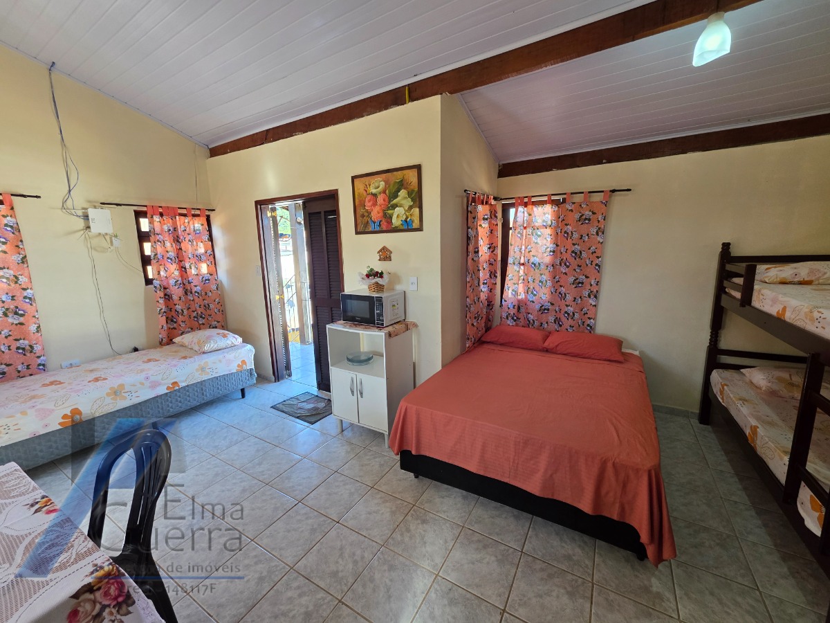 Ubatuba, Pereque-açu - Casa com 06 suíte, à 150 metros da mar.