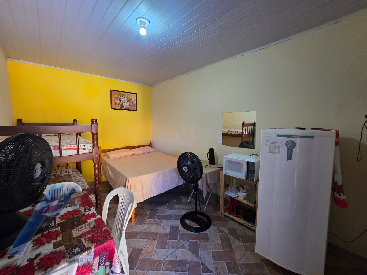 Ubatuba, Pereque-açu - Casa com 06 suíte, à 150 metros da mar.