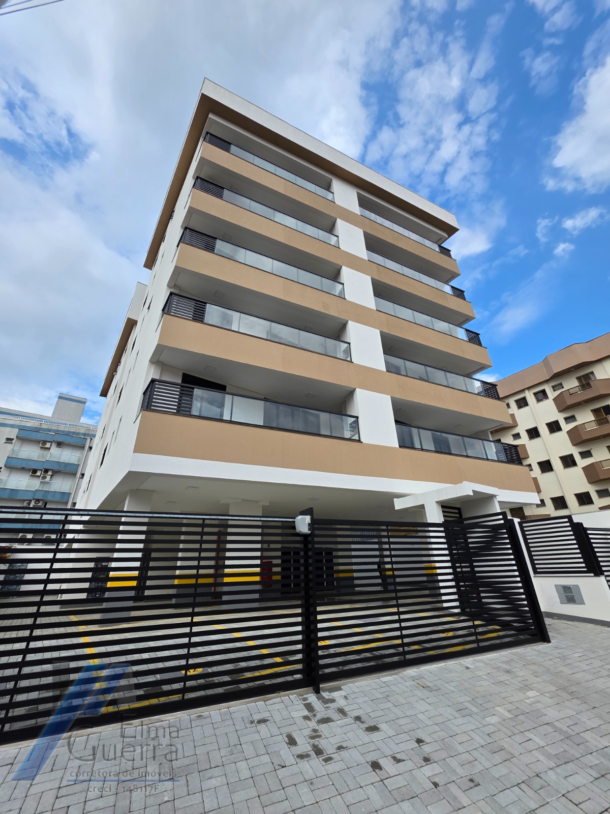 Ubatuba, Itaguá - Apartamento com 02 dormitórios sendo 01 suíte e área de lazer em local tranquilo.