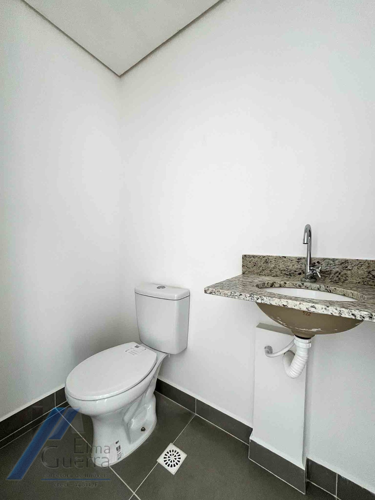 Ubatuba, Itaguá - Apartamento com 02 dormitórios sendo 01 suíte e área de lazer em local tranquilo.