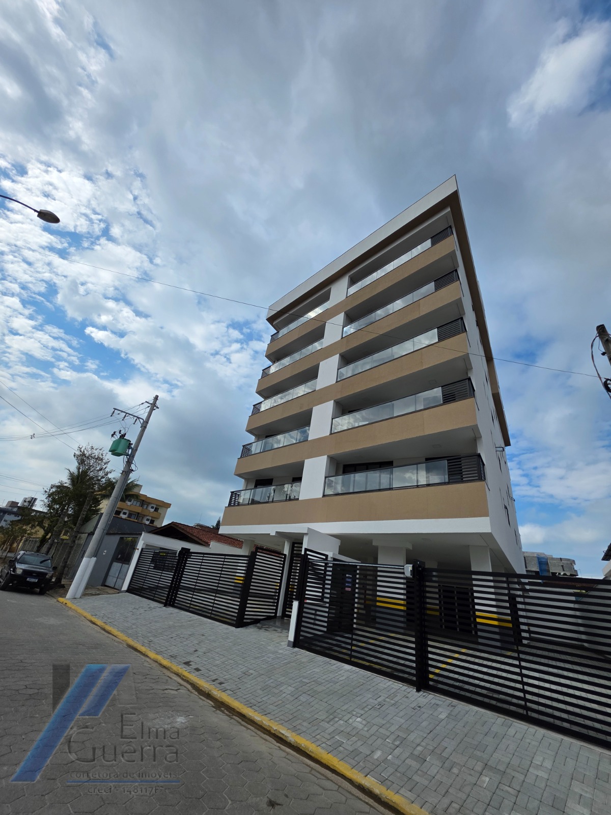 Ubatuba, Itaguá - Apartamento com 02 dormitórios sendo 01 suíte e área de lazer em local tranquilo.