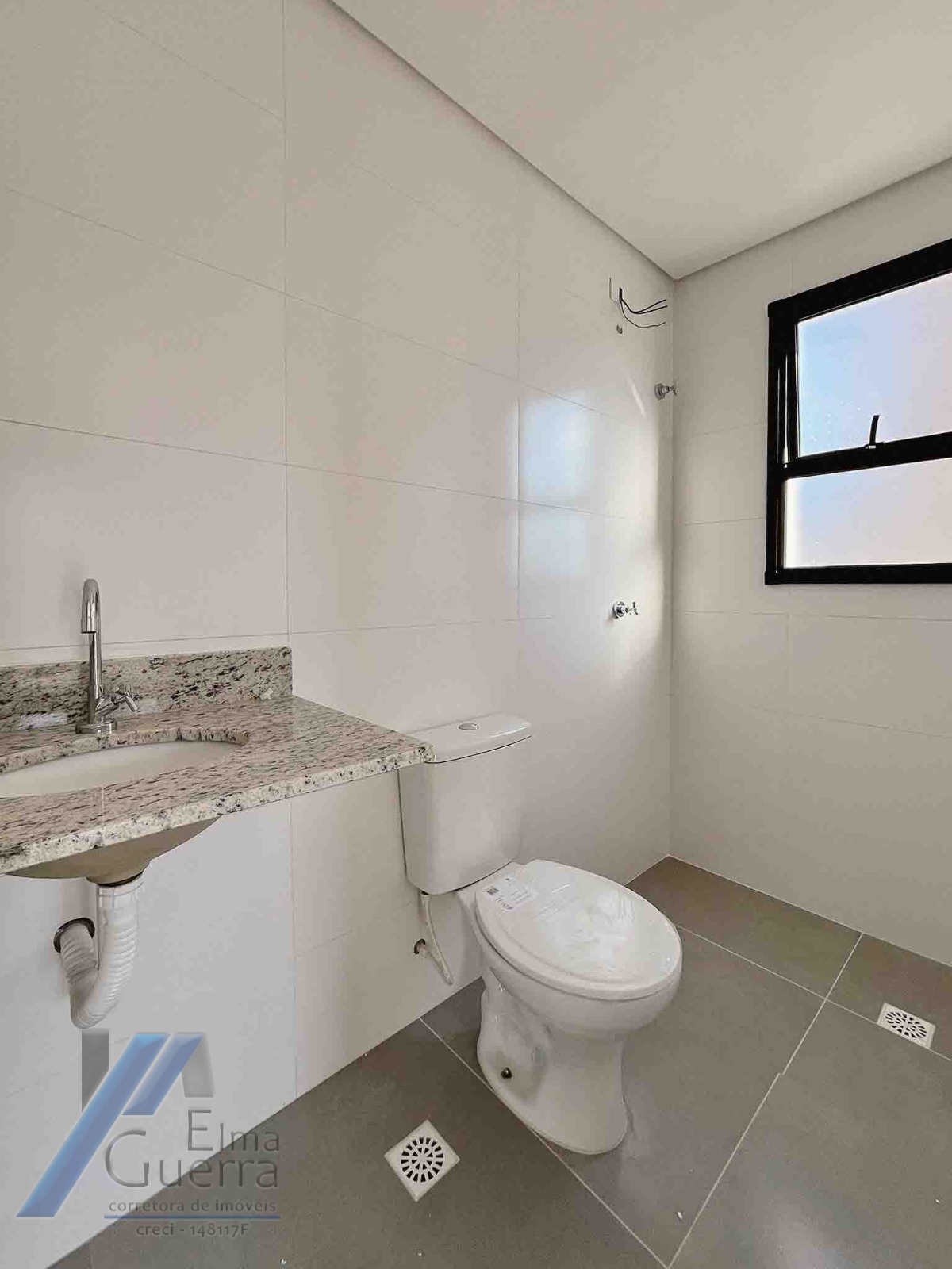 Ubatuba, Itaguá - Apartamento com 02 dormitórios sendo 01 suíte e área de lazer em local tranquilo.