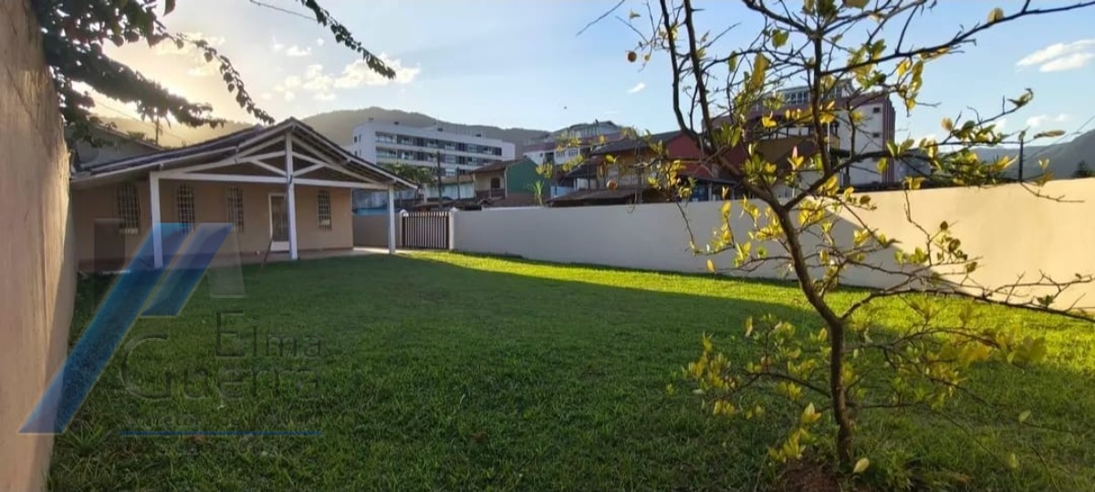 Ubatuba, Pereque - Açu - Casa com 02 dormitórios, com terreno de 357 m2 com área construída 132m2..