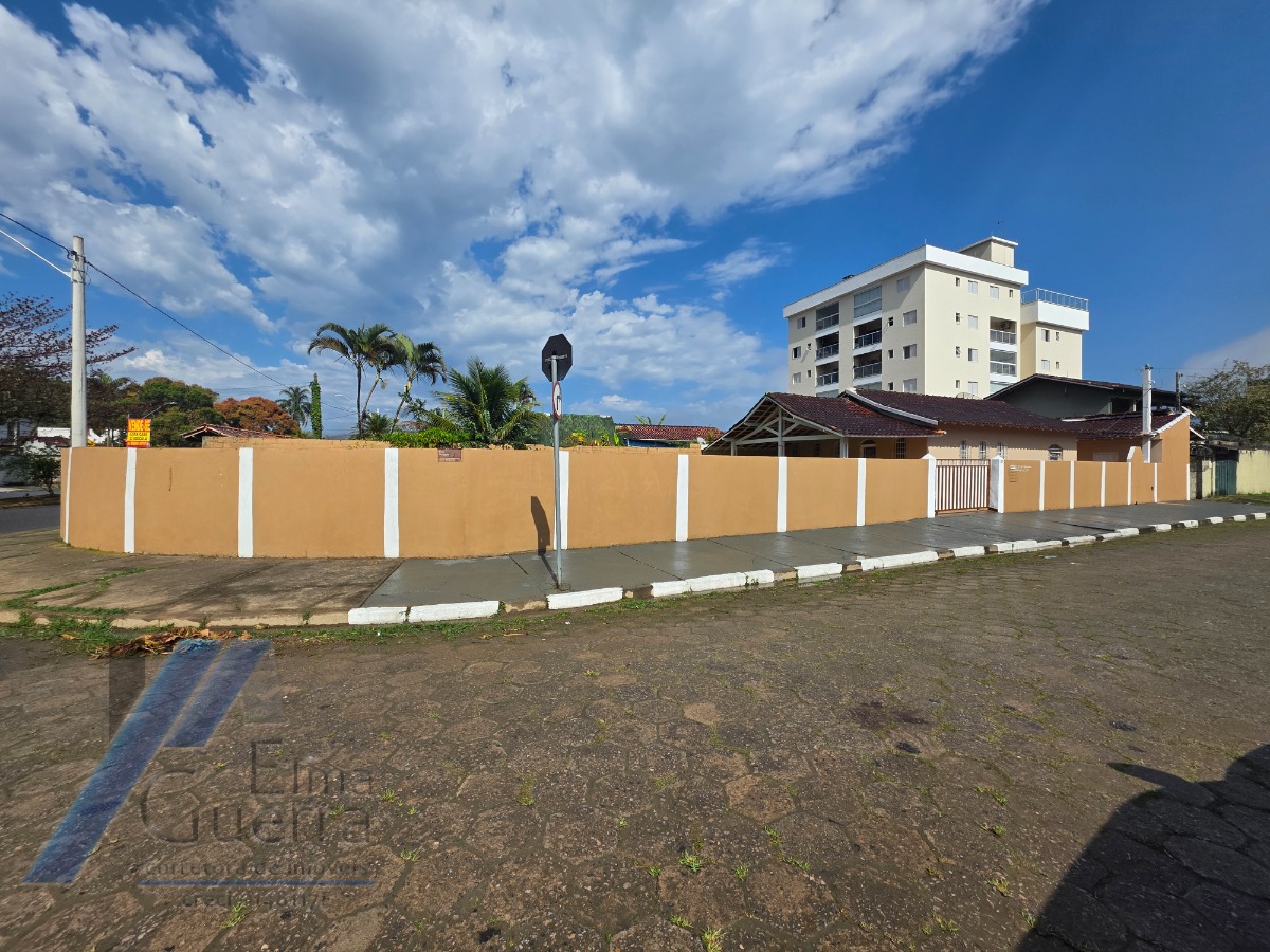 Ubatuba, Pereque - Açu - Casa com 02 dormitórios, com terreno de 357 m2 com área construída 132m2..