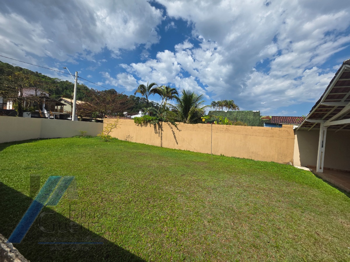 Ubatuba, Pereque - Açu - Casa com 02 dormitórios, com terreno de 357 m2 com área construída 132m2..