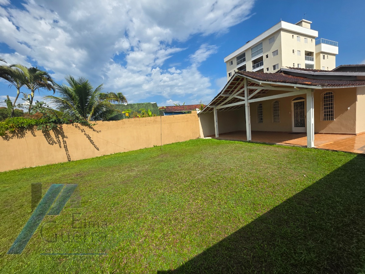 Ubatuba, Pereque - Açu - Casa com 02 dormitórios, com terreno de 357 m2 com área construída 132m2..
