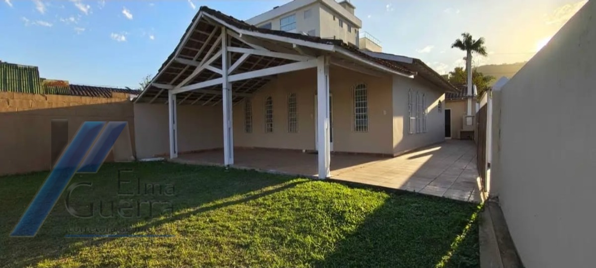 Ubatuba, Pereque - Açu - Casa com 02 dormitórios, com terreno de 357 m2 com área construída 132m2..