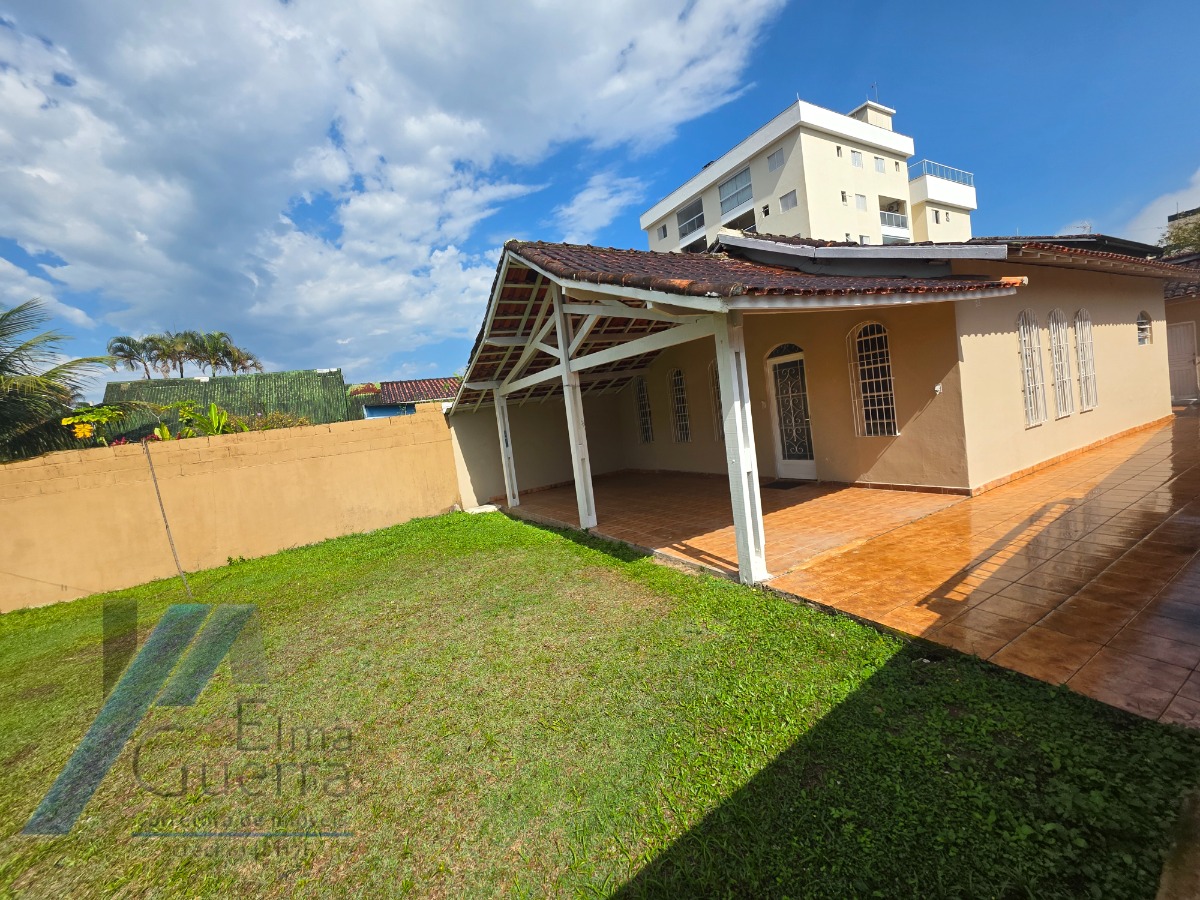 Ubatuba, Pereque - Açu - Casa com 02 dormitórios, com terreno de 357 m2 com área construída 132m2..