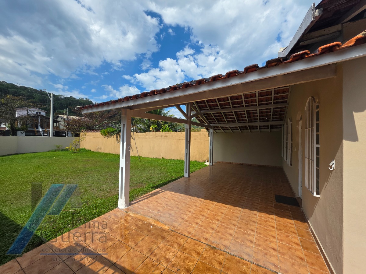 Ubatuba, Pereque - Açu - Casa com 02 dormitórios, com terreno de 357 m2 com área construída 132m2..