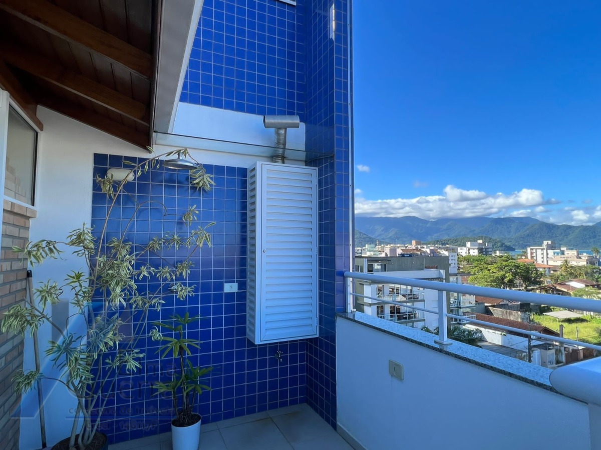 Ubatuba, Itaguá - Apartamento cobertura com 03 suítes e área de lazer com vista para o mar.