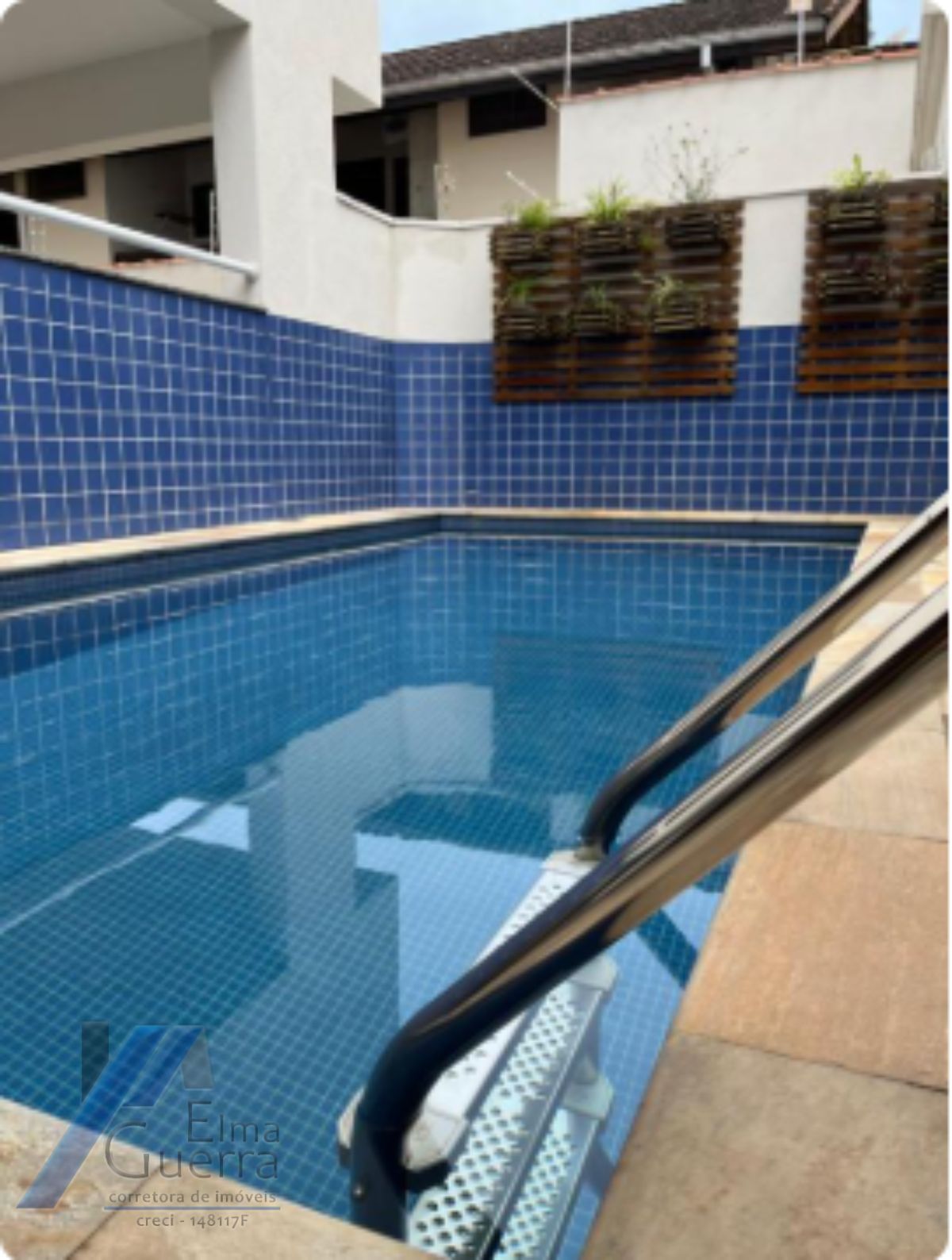 Ubatuba, Itaguá - Apartamento cobertura com 03 suítes e área de lazer com vista para o mar.