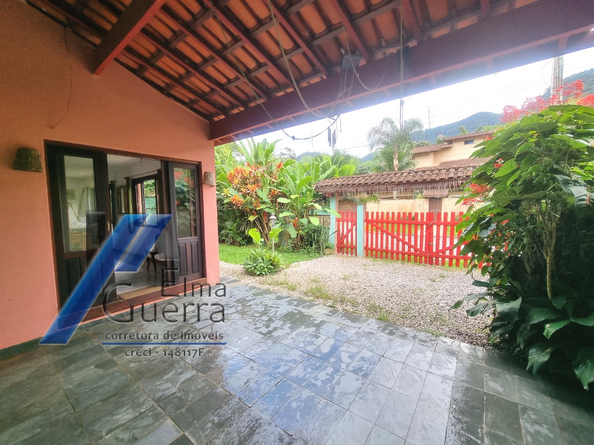 Casa à venda com 3 quartos, 151m² - Foto 1