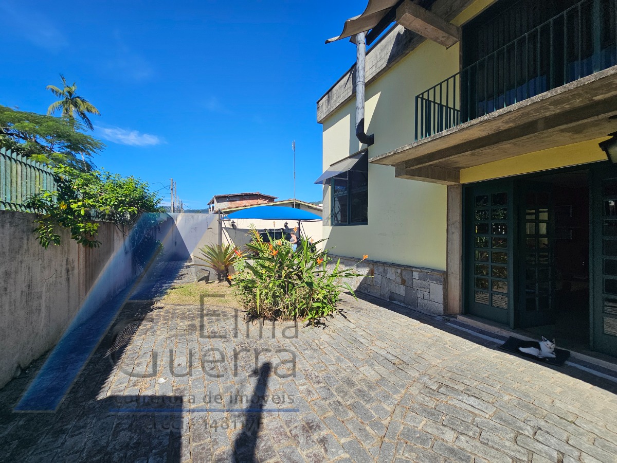 Ubatuba, Centro - Casa com 5 quartos, sendo 3 suítes